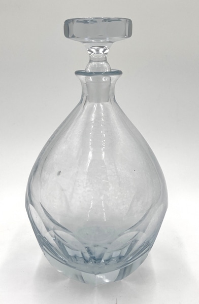 Crystal teardrop decanter with faceted stopper